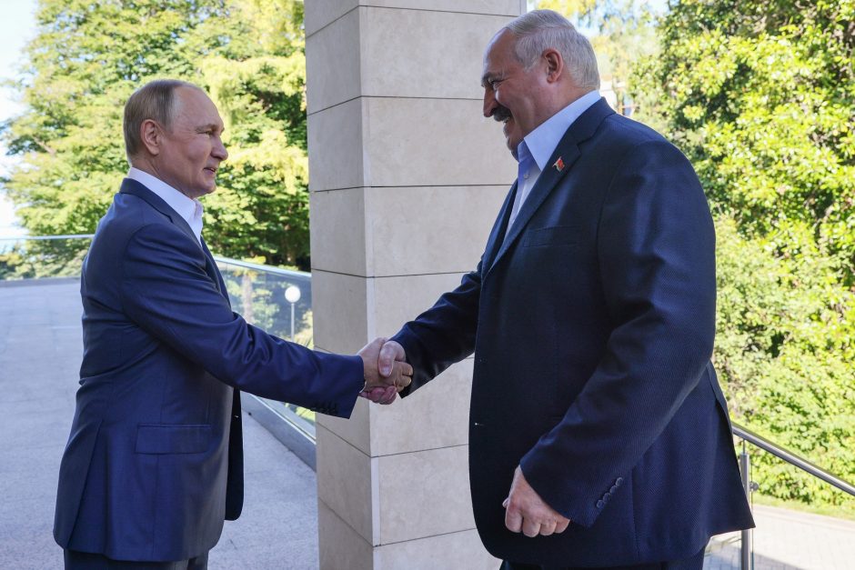 70-mečio proga pasveikino V. Putiną: iš A. Lukašenkos gavo dovanų traktorių