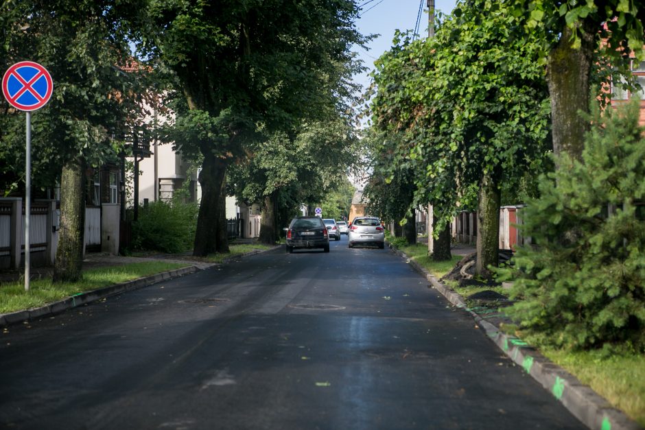 Nesusipratimas: asfaltu užkimšo lietaus kanalizacijos latakus