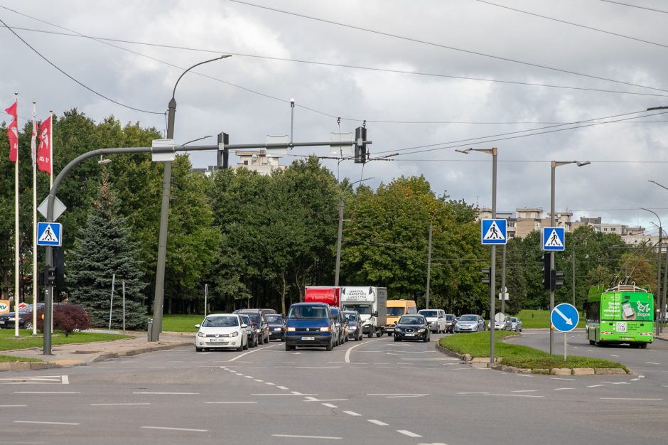 Vairuotojai skundžiasi dėl sankryžos: eismas nejuda taip efektyviai, kaip galėtų