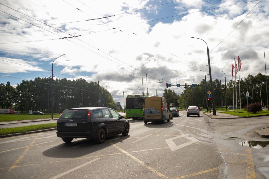 Vairuotojai skundžiasi dėl sankryžos: eismas nejuda taip efektyviai, kaip galėtų