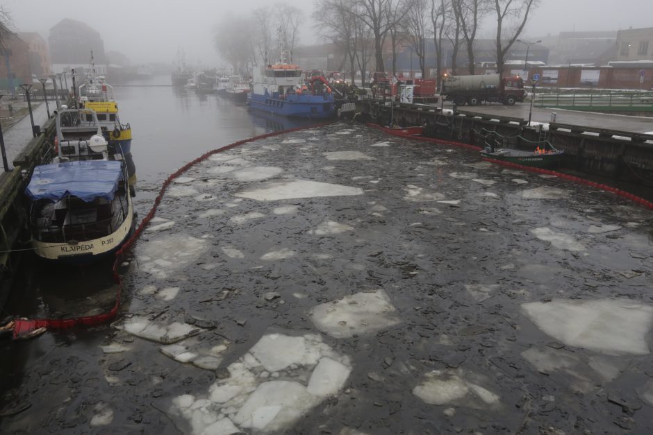 Aplinkosaugininkai: Danės upė Klaipėdoje užteršta dyzelinu ir panaudota alyva