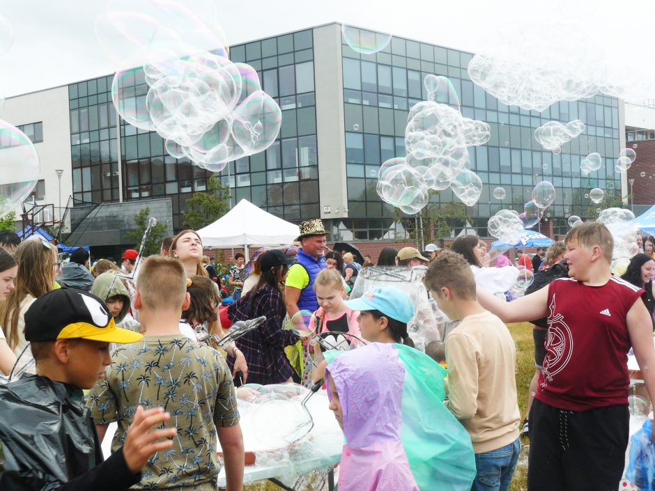 Prieš mokslus – į burbulų šventę