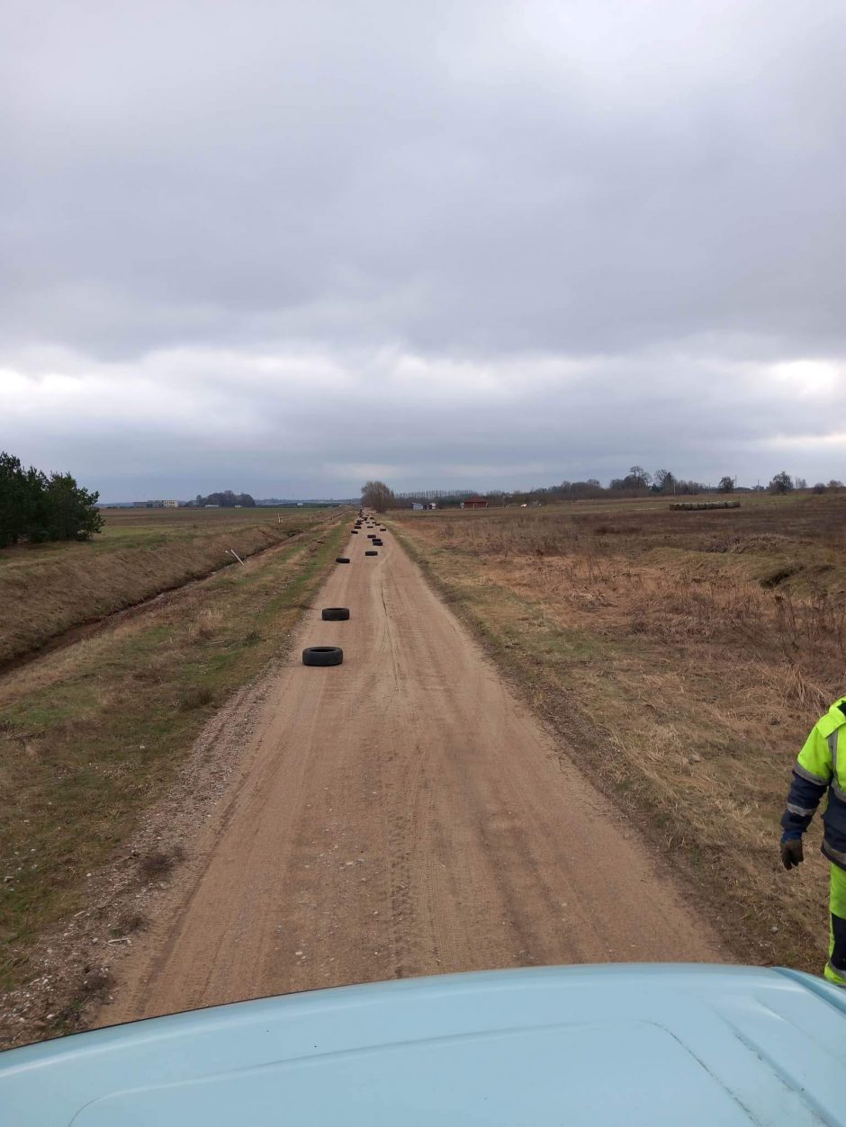 Pribloškė šiukšlintojų elgesys: senas padangas išdrabstė ant kelio