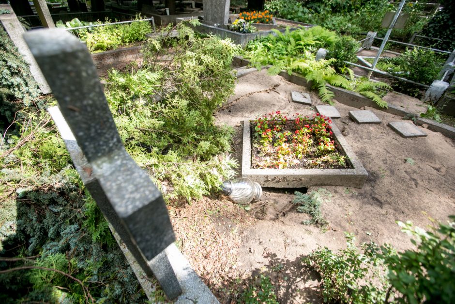 Audros padariniai Eigulių kapinėse: vaizdas – kaip po karo