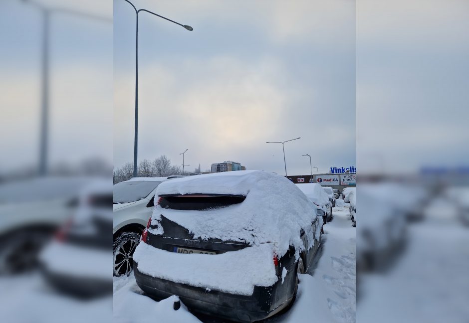 Apsnigti automobiliai kelia pavojų