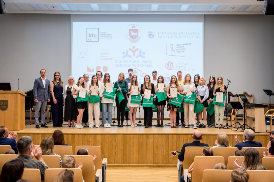 Kaunas apdovanojo universitetuose ir teatruose žinias kaupusius gabiausius vaikus
