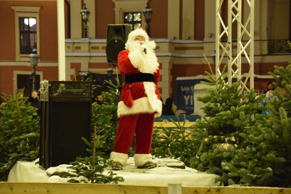 Šventiniai renginiai prie Klaipėdos eglės: žmones išjudino Kalėdų Senelis ir diskoteka
