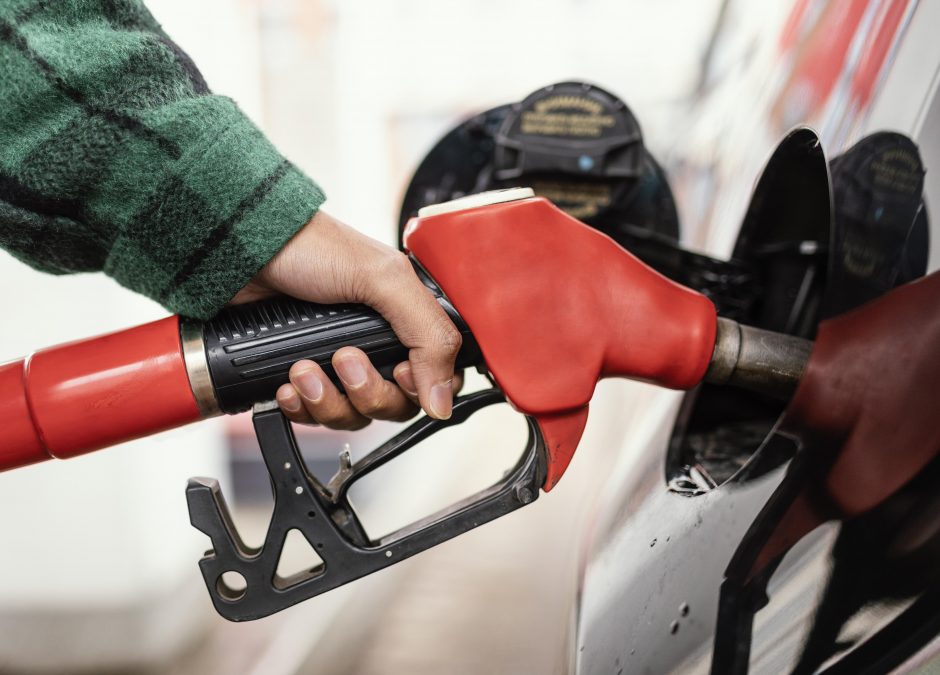 Naftos kaina kyla kaip ant mielių: kada litras degalų kainuos du eurus?
