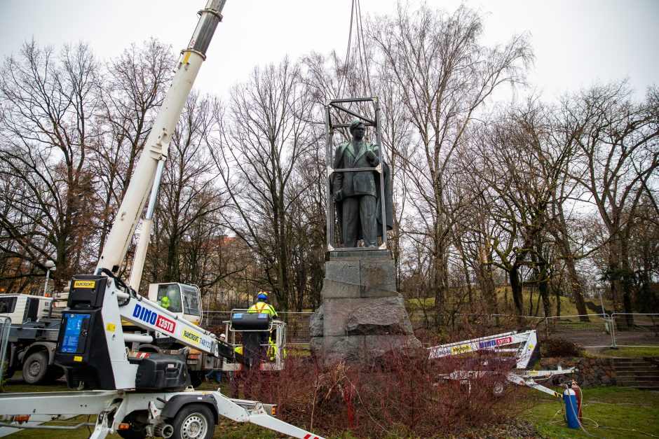 Vilniuje nukeltas sovietmečio veikėjo ir rašytojo P. Cvirkos paminklas