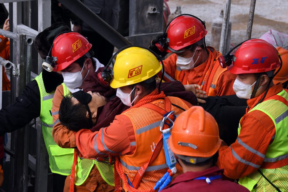 Kinijoje išgelbėti 11 kasykloje dvi savaites įstrigusių darbininkų