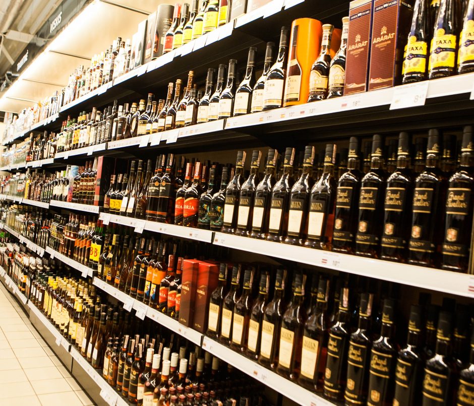 Seimo komitetas atmetė visus siūlymus laisvinti alkoholio prekybą