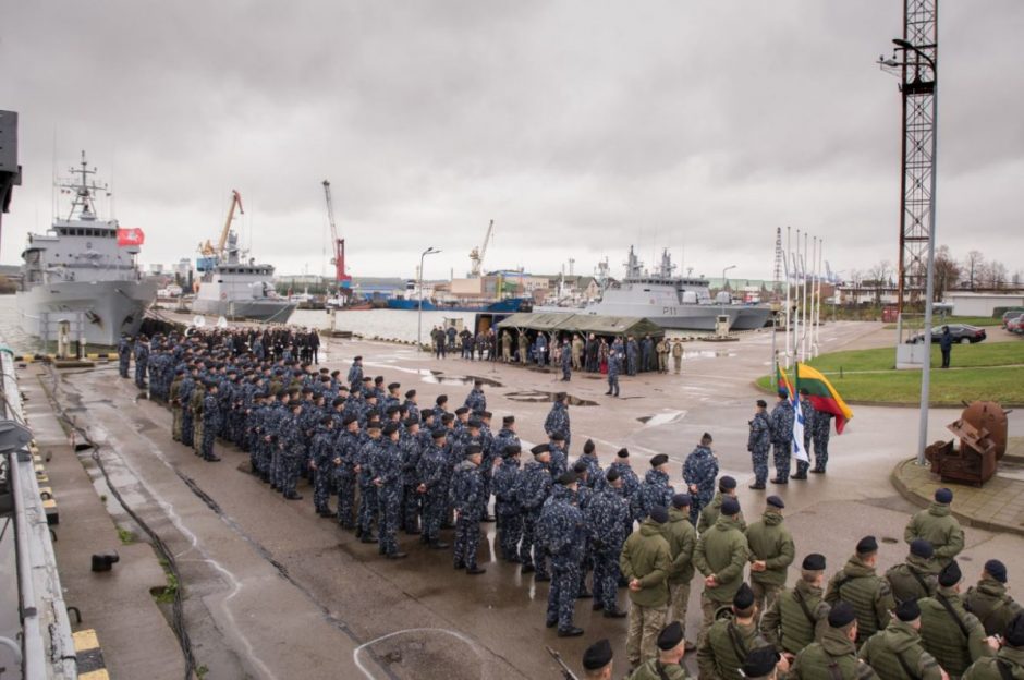 Priešmininio laivo „Kuršis“ įgula apdovanota medaliais „Už tarptautines operacijas“ 