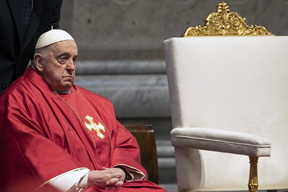 Popiežius Pranciškus paskutinę minutę atšaukė dalyvavimą Kryžiaus kelio ceremonijoje