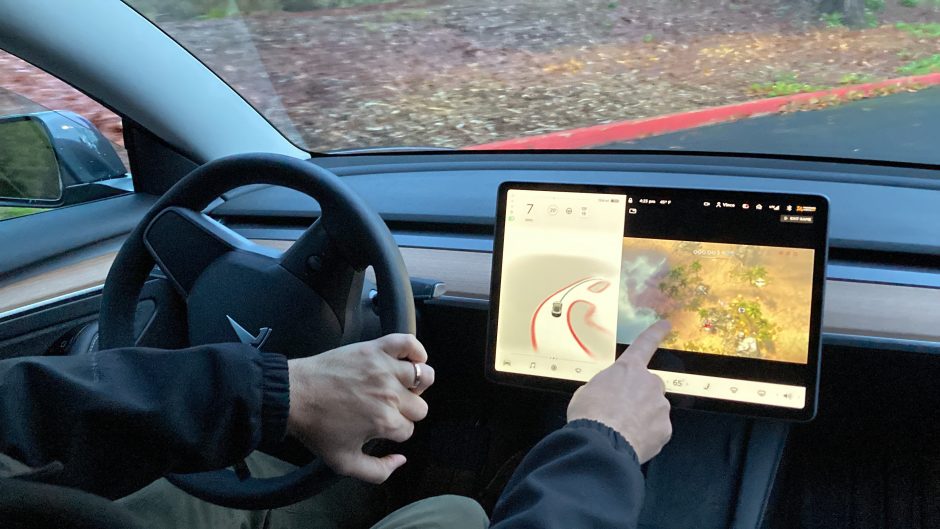„Tesla“ apribos prieigą prie žaidimų vairuojant
