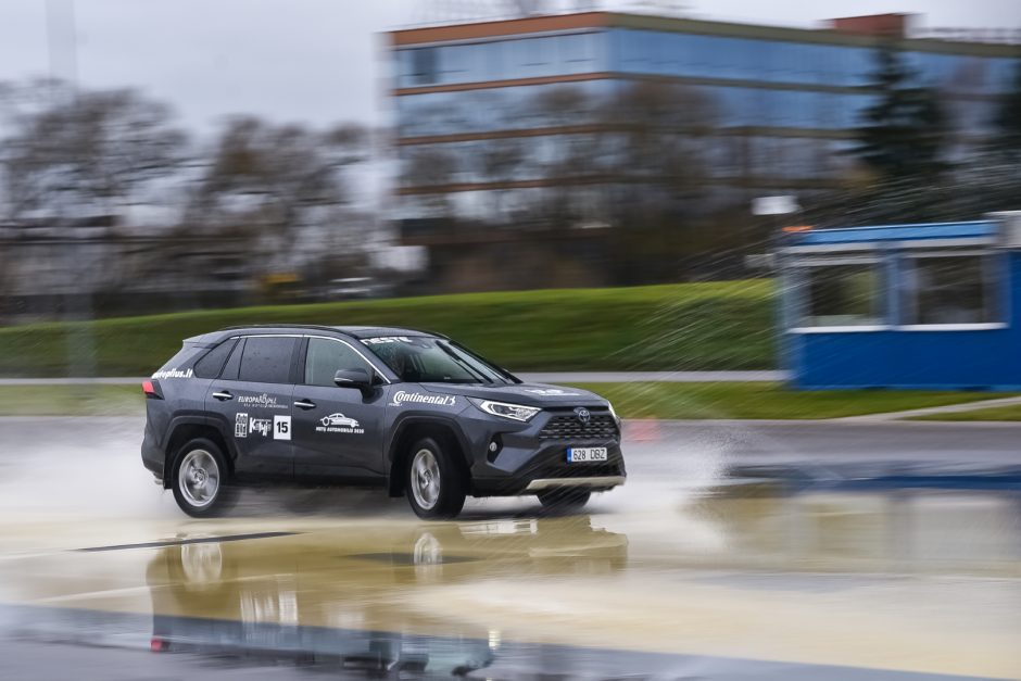 Galiūnų dvikova metų automobilio rinkimuose: purvynų karalius prieš lenktynininką