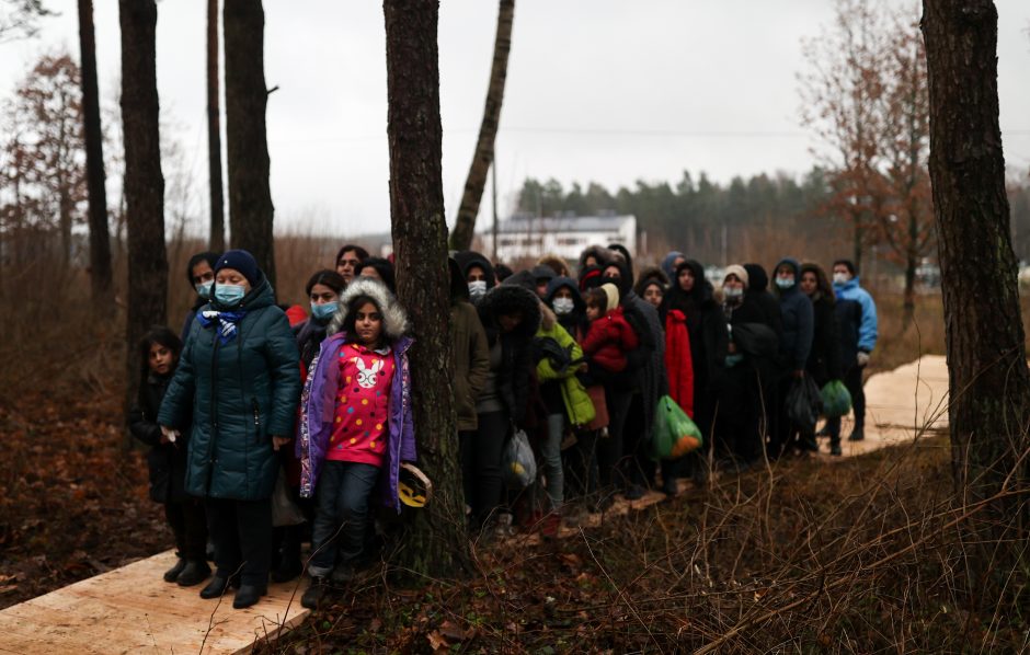 Lenkija grąžino į Baltarusiją 232 per sieną prasiveržusius migrantus 