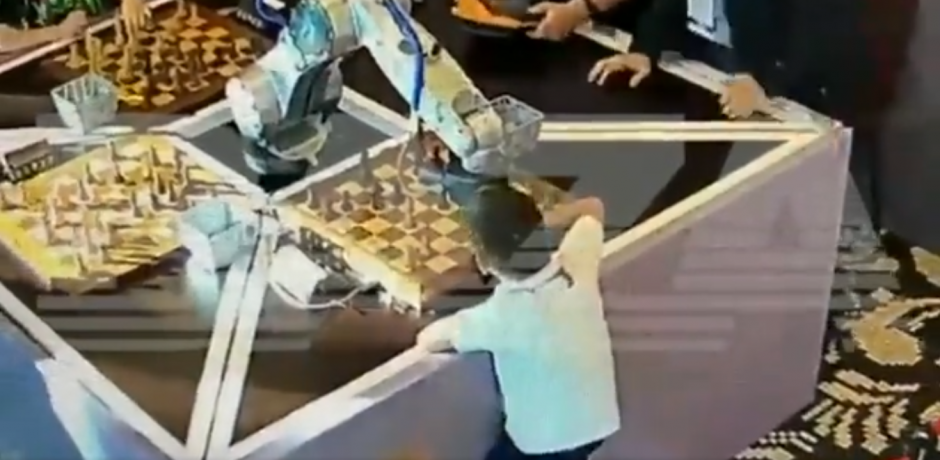 Varžybose šachmatais žaidžiantis robotas sulaužė vaikui pirštą