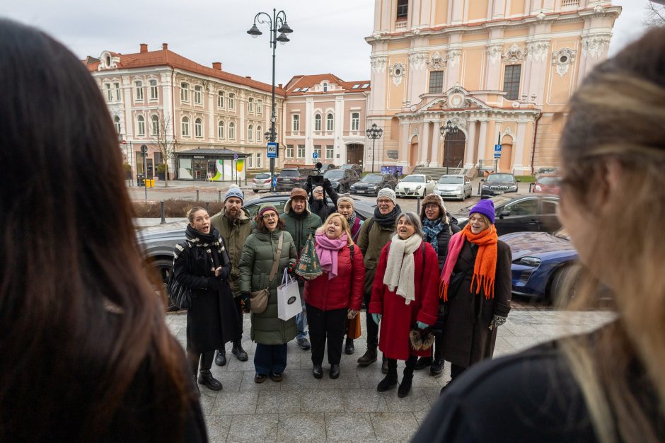 Šventiškai pasipuošusiems verslams ir įstaigoms Vilnius padėkojo choro kalėdinėmis dainomis 