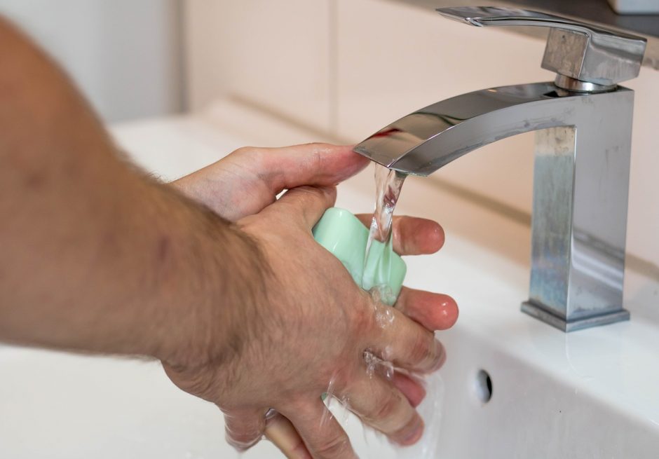 Pasaulinė rankų plovimo diena: per nešvarias rankas plinta 80 proc. infekcinių ligų