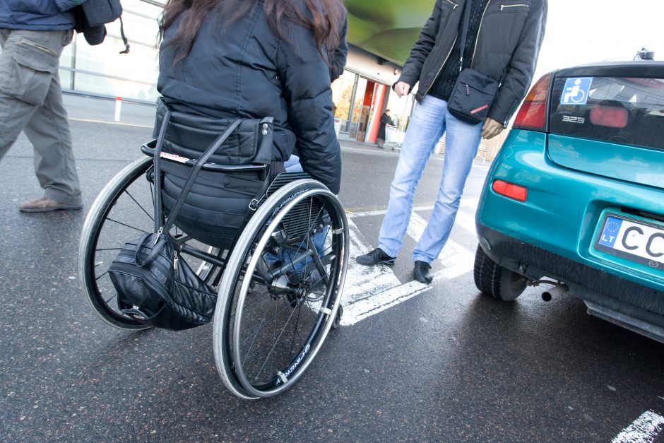 Už automobilių statymą neįgaliesiems skirtose vietose – dvigubai didesnės baudos
