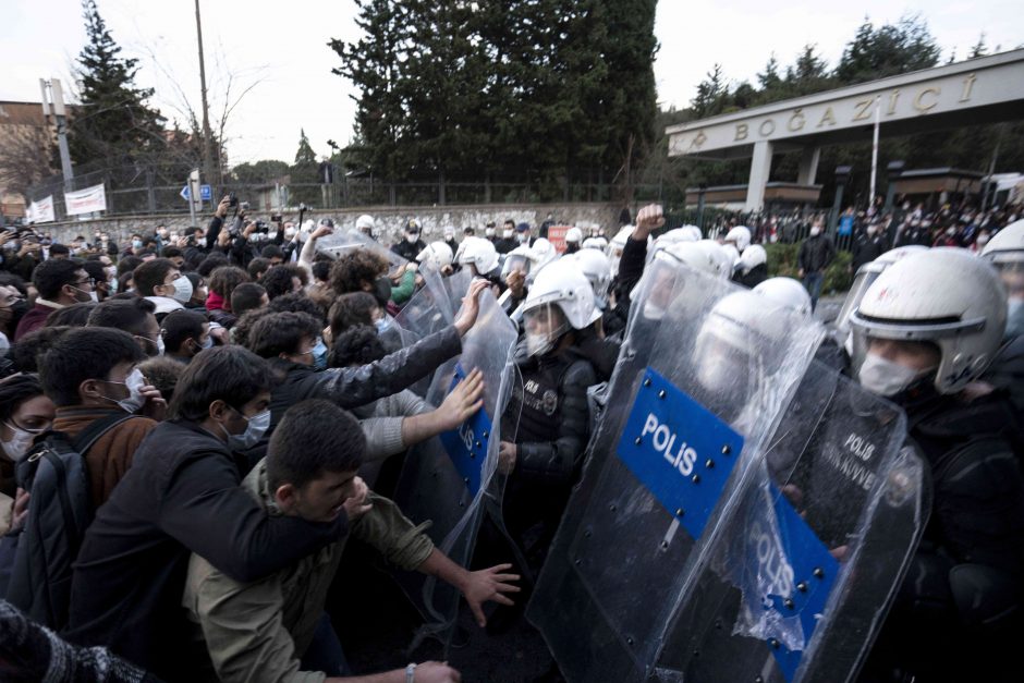 Stambule šimtai žmonių protestuoja prieš naują Bosforo universiteto rektorių