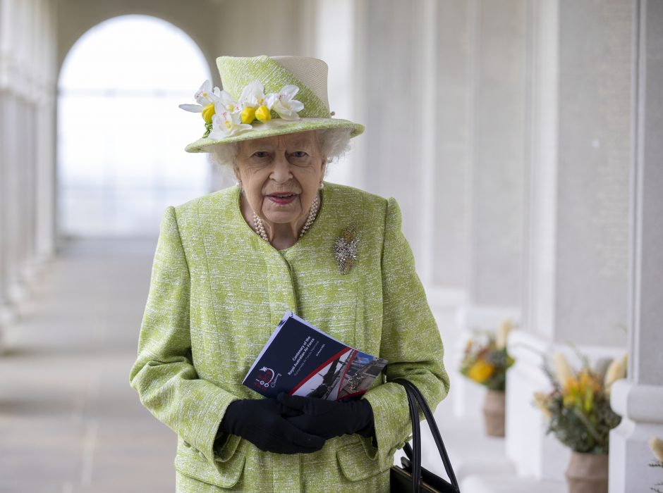 Po ilgos pertraukos viešumoje pasirodžiusi JK monarchė pajuokavo apie santykius su Rusija