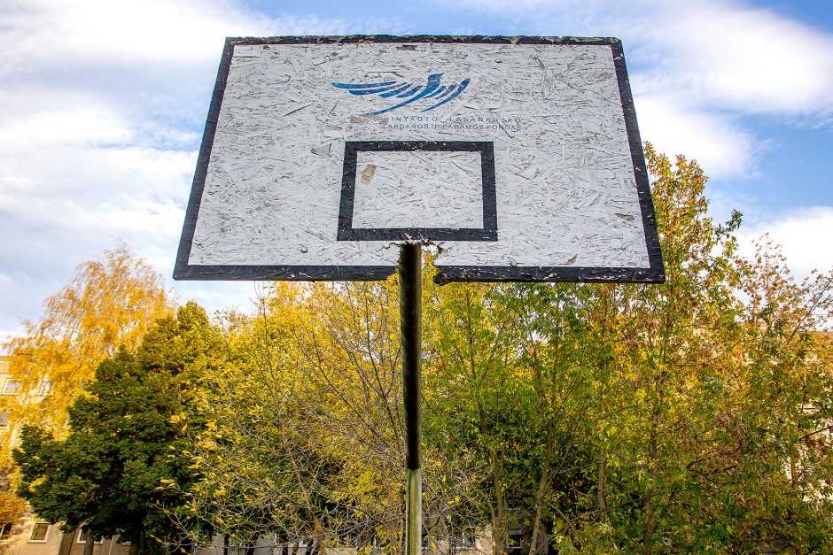Buvusiose krepšinio aikštelėse – aukšta žolė, girtuokliavimo pėdsakai ir nė vieno lanko