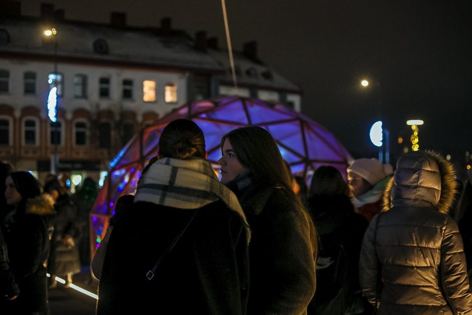 Panevėžyje sužibo Kalėdų eglė: žaliaskarė tapo pagrindine miesto puošmena 