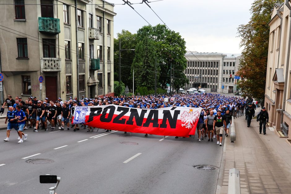 Futbolo varžybos Kaune: lenkų sirgaliai išpaišė stadiono sienas