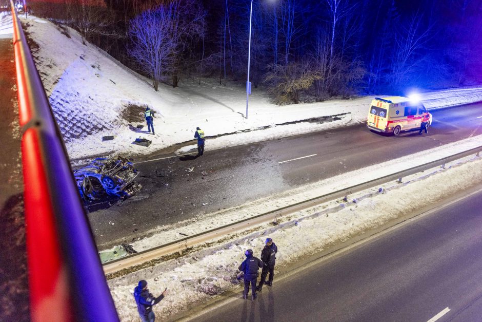 Vilniuje apsivertus automobiliui ir kilus gaisrui sudegė žmogus