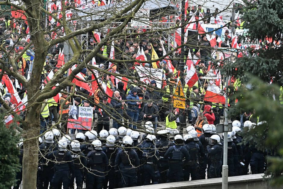 Per ūkininkų protestus Varšuvoje suimta mažiausiai 12 žmonių