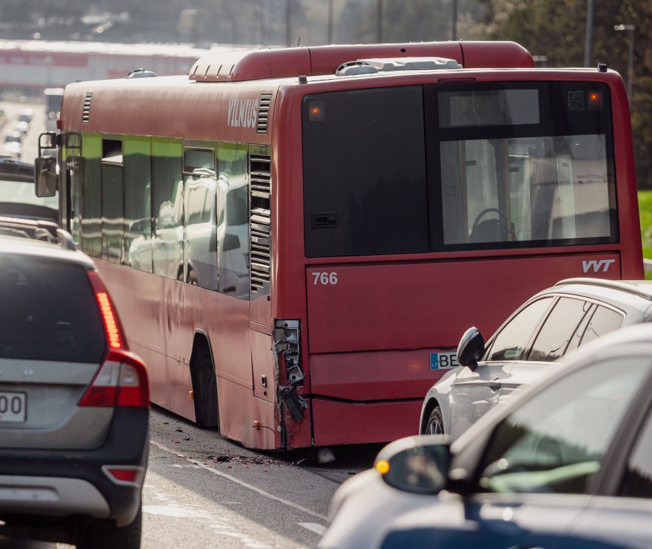 Vilniuje lengvasis automobilis rėžėsi į be rato likusį autobusą