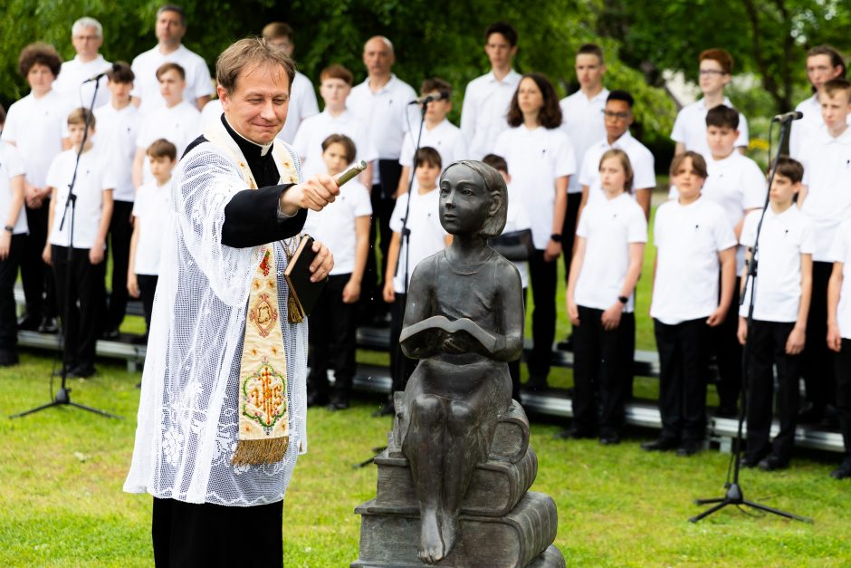 Širvintose atidengta J. Marcinkevičiaus atminimui skirta skulptūra 