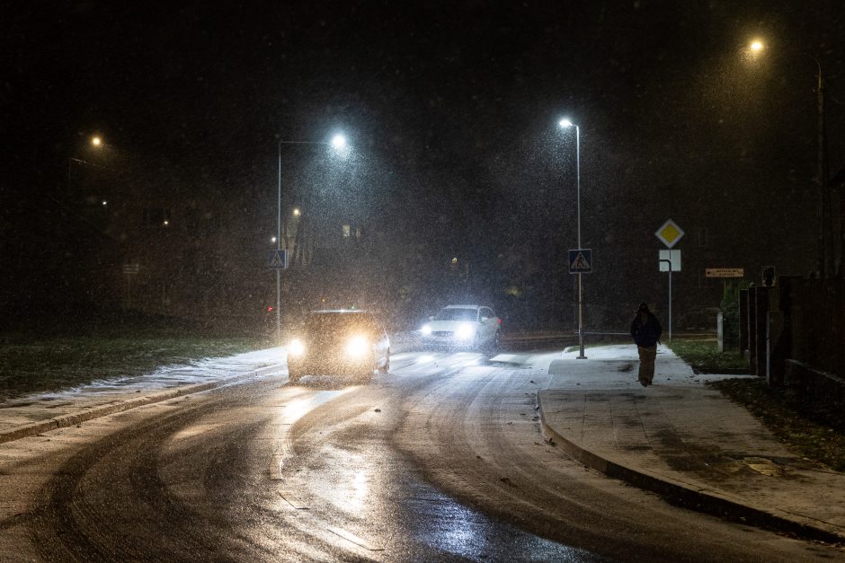 Naktį eismo sąlygas sunkins snygis ir rūkas