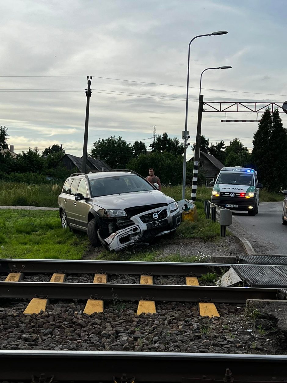 Neveronyse automobilis „Volvo“ nulaužė geležinkelio užkardą