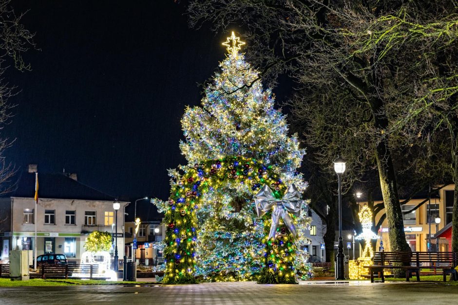 Kretingiškius džiugino teatralizuotas eglės įžiebimas