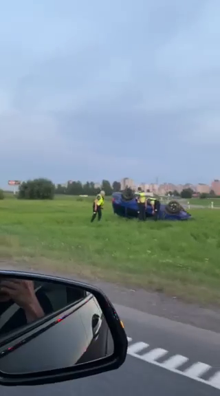 Netoli „Megos“ neblaivus „VW Golf“ vairuotojas nuo kelio nuvažiavo į pievą ir apsivertė