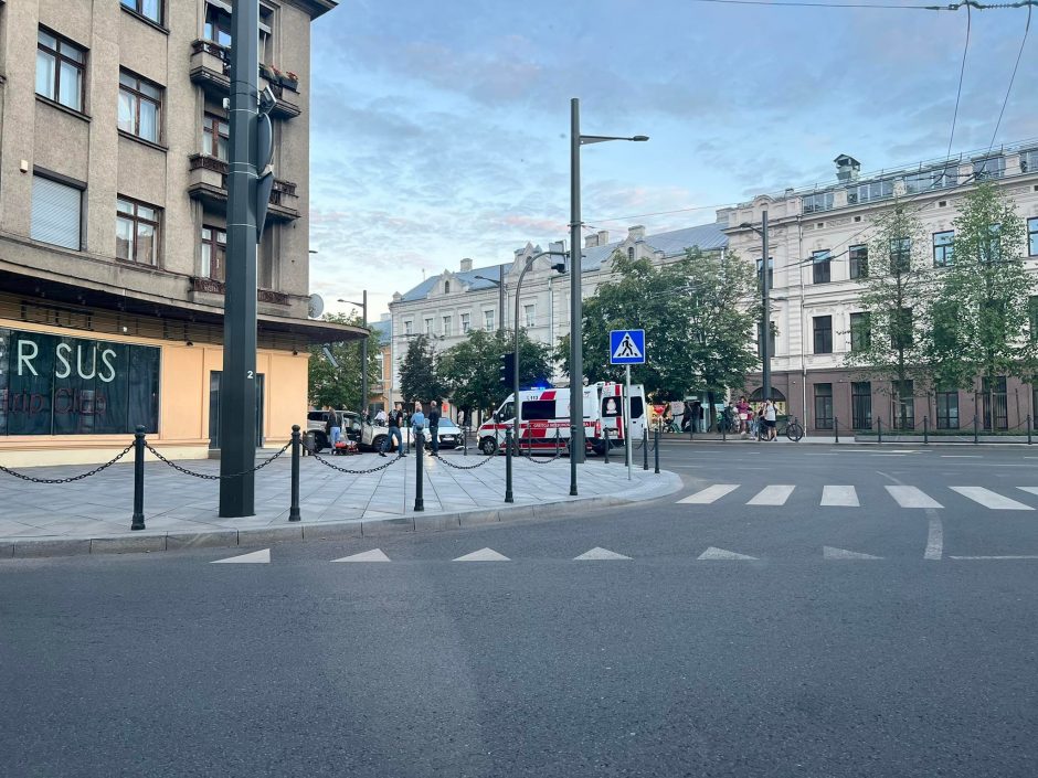 Kauno centre susidūrė du lengvieji automobiliai: vienas žmogus išvežtas į Klinikas