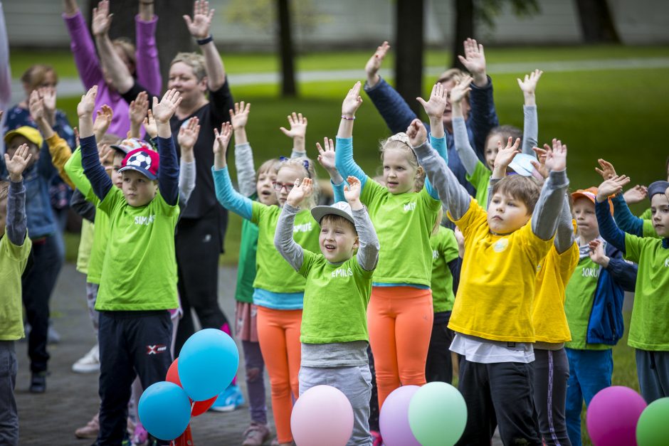 Šimtai vaikų sportavo ir Vaikų gynimo dieną šventė Prezidentūros kiemelyje