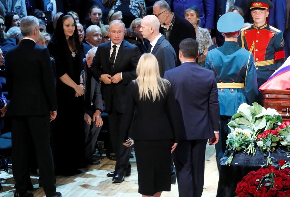 J. Kobzonas palaidotas Maskvos kapinėse šalia savo motinos
