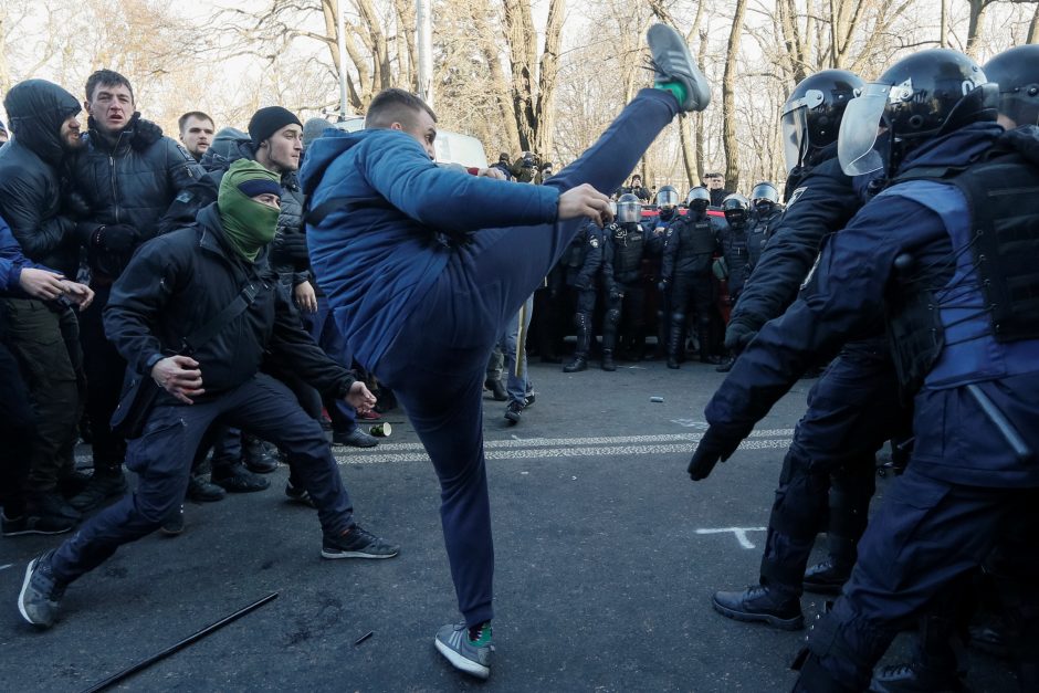 Kijeve protestuotojams susirėmus su policija sužeisti 19 žmonių