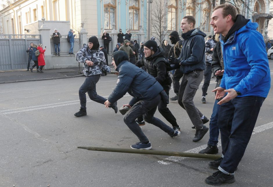 Kijeve protestuotojams susirėmus su policija sužeisti 19 žmonių