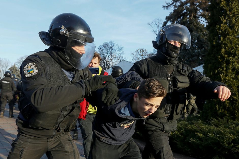 Kijeve protestuotojams susirėmus su policija sužeisti 19 žmonių