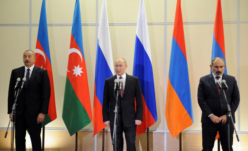 V. Putinas per retą susitikimą ragino Armėniją ir Azerbaidžaną mažinti įtampą