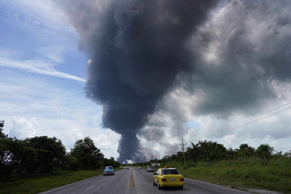 Išplitusį gaisrą Kubos degalų bazėje gesina sraigtasparniai