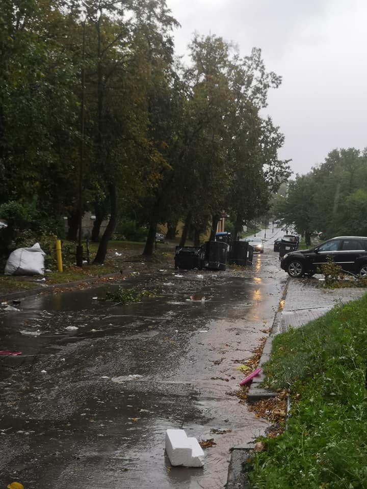 Šiaulius užklupo galingas škvalas: ore skraidė metalinės atplaišos, lūžo šakos