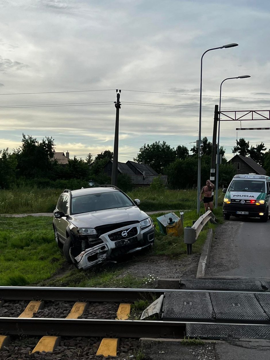 Neveronyse automobilis „Volvo“ nulaužė geležinkelio užkardą
