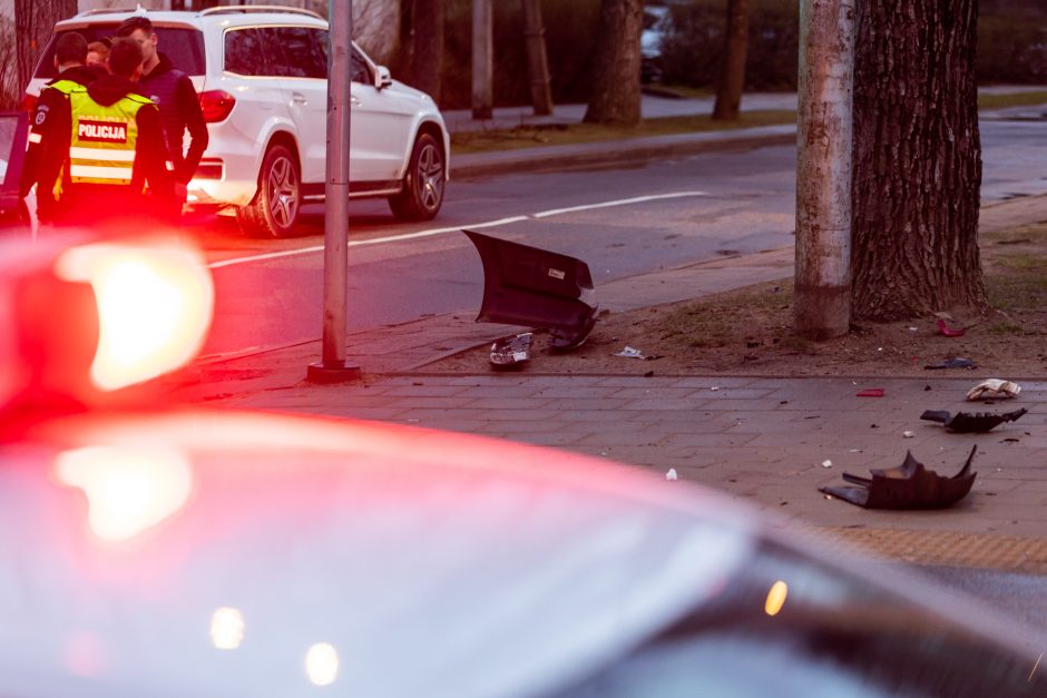 Vilniuje automobilis sužalojo du policininkus, šie panaudojo šaunamuosius ginklus