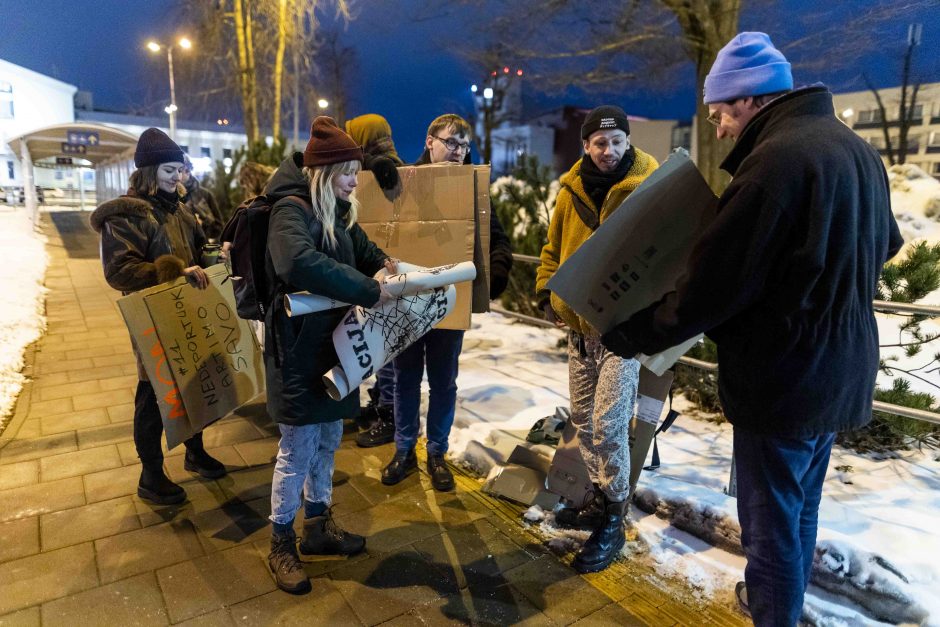 Keletas žmogaus teisių gynėjų Vilniaus oro uoste protestavo prieš migrantų išskraidinimą 