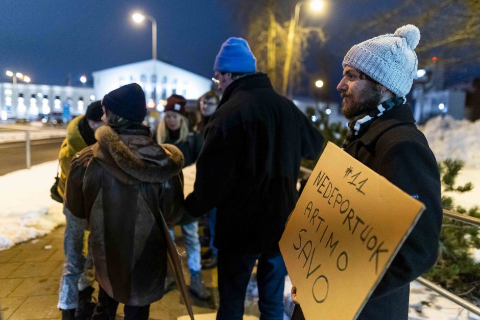 Keletas žmogaus teisių gynėjų Vilniaus oro uoste protestavo prieš migrantų išskraidinimą 